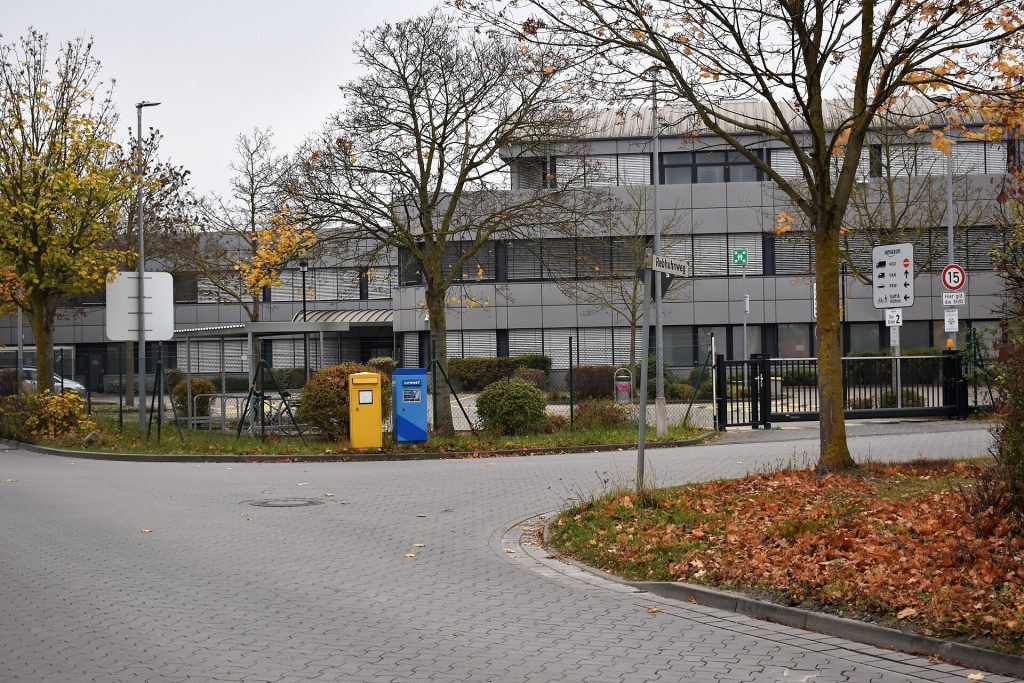 Amazon logistics center (?) in Höver (Sehnde) near the A7 between K142, Gretlade and Rebhuhnweg.