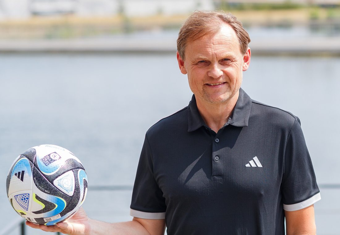 Fussball, Frauen, Deutsche Nationalmannschaft, Media Day: Bjørn Gulden (CEO Adidas, ehemaliger Fußballspieler), mit Ball