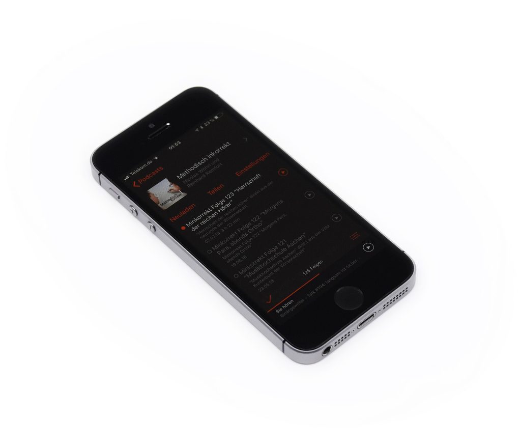 an Apple iPhone SE Smartphone with an open App: Instacast Instacast is a Podcast App