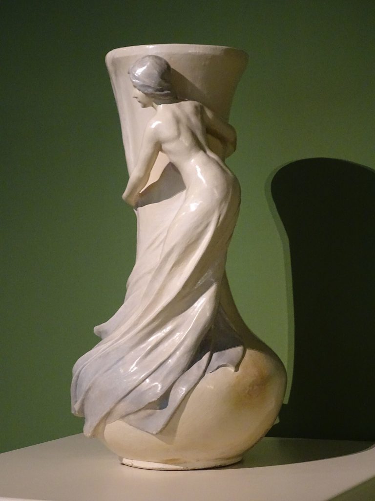 Dionis Renart, Vaas met vrouwelijke figuur, ca. 1900. Gepolychromeerd plaaster. Schenking van Valentina Renart. MNAC 71413
