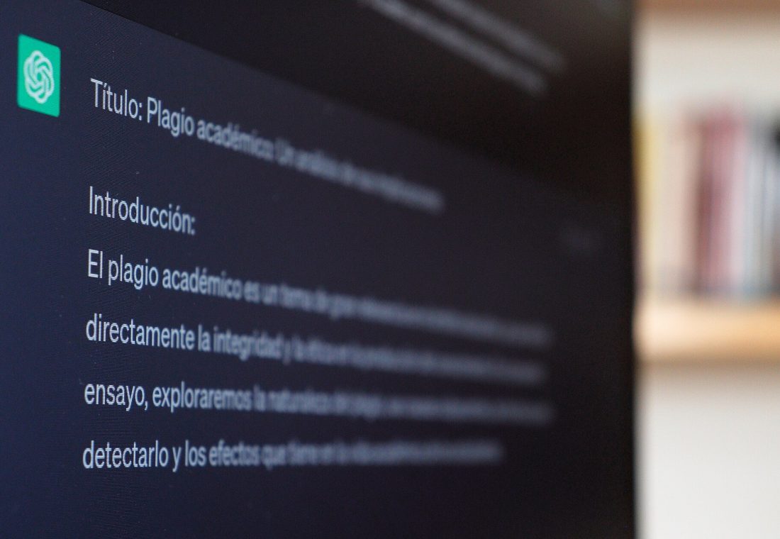 Detalle de ensayo sobre plagio generado por chatbot de IA