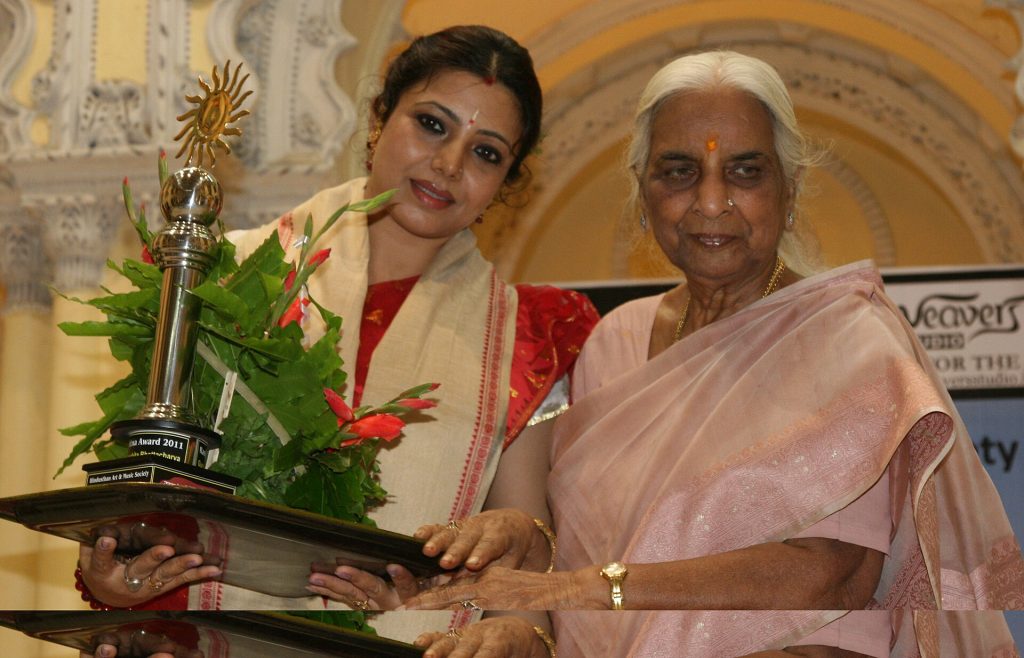 Guru Sanchita Bhattacharya, the Odissi Dancer recieving Raas Ratna Award