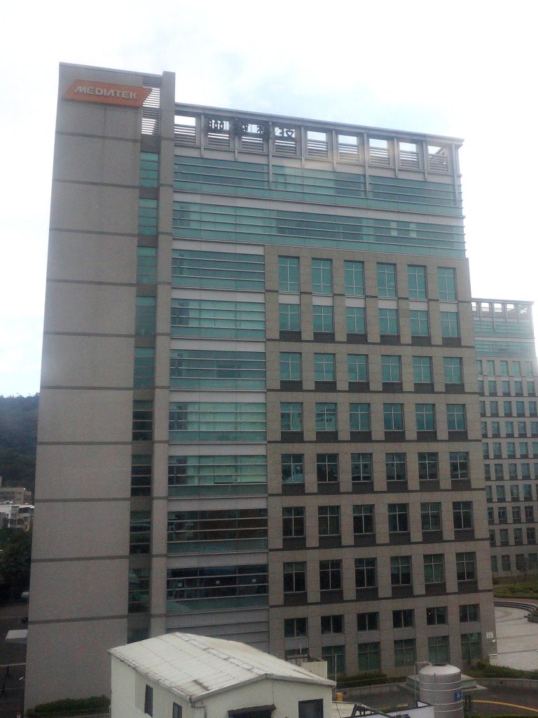 聯發科技台北分公司,位於台北市內湖區內湖路一段91巷「太陽科技廣場」C棟。從台北捷運內湖線列車上拍攝。