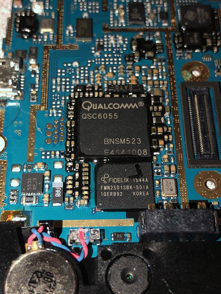 Qualcomm QSC6055 BNSM523 on a LG VN251S motherboard. A Fidelix FMN2SD1SBK-501A is also visible.
