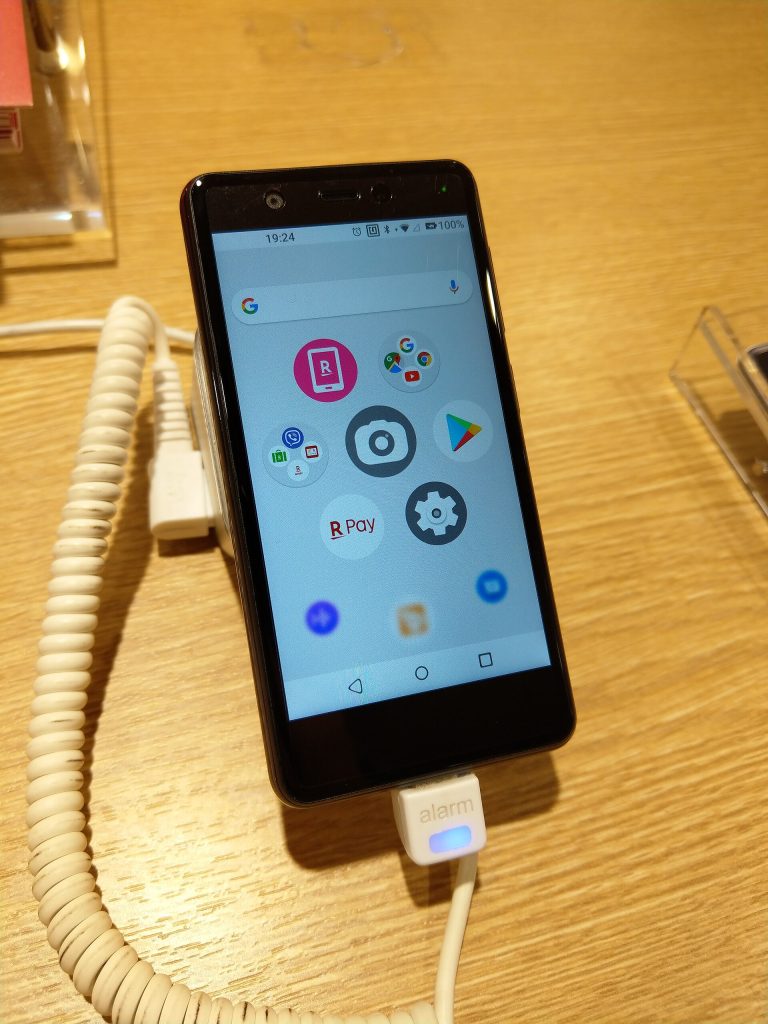 This is Photo of Rakuten Mini, a smartphone on display side. The color is "Night Black". It was displayed in Rakuten Mobile Nagoya-Sakae shop.