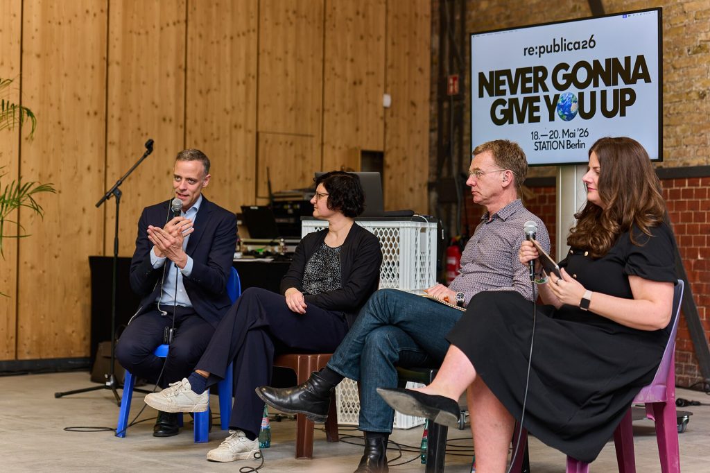 Session "Agentic AI, Chatbots und automatisierte Systeme in der Verwaltung: Modernisierungsschub oder Risikotechnologie?" at the re:publica 26 in Berlin.