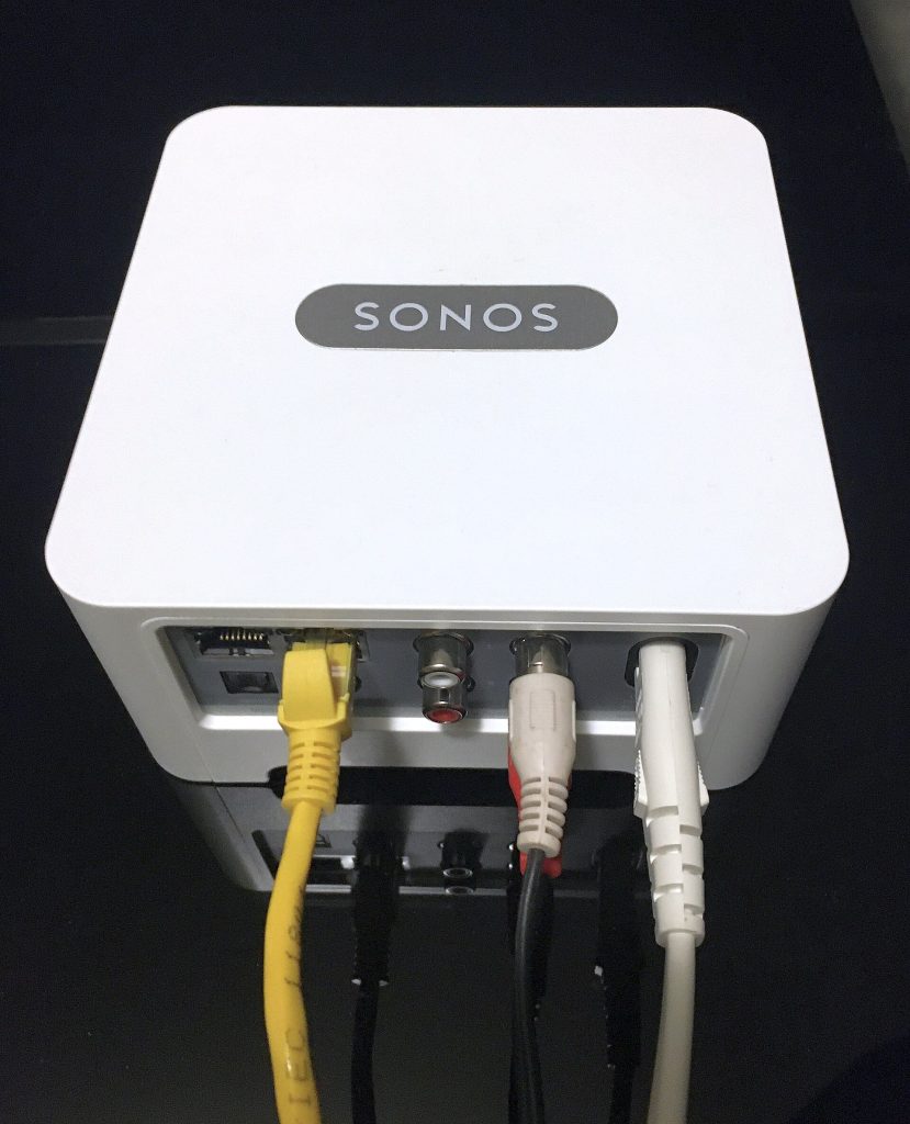Sonos connect with connected cables - Internet music player from 2017, Generation 2. Connected are Ethernet, power and cinch cables.