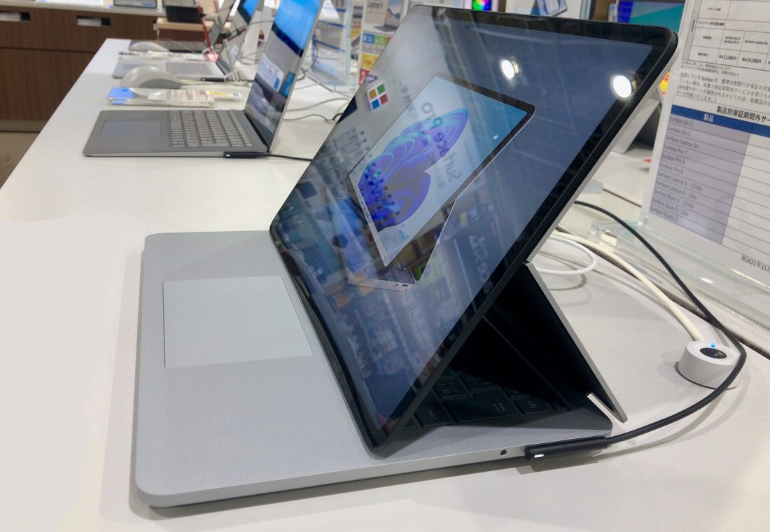MicrosoftのラップトップPC「Surface Laptop Studio」。名古屋市内の家電量販店で撮影。