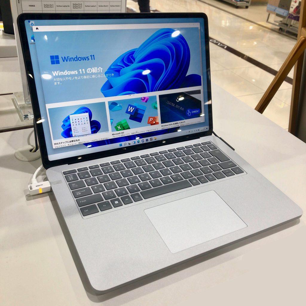 MicrosoftのラップトップPC「Surface Laptop Studio」。名古屋市内の家電量販店で撮影。