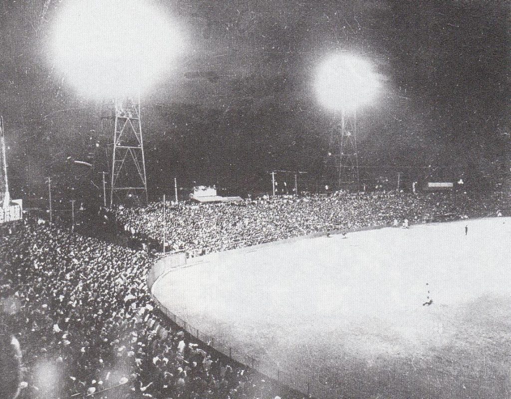 1954年6月2日、平和台野球場最初のナイトゲーム。