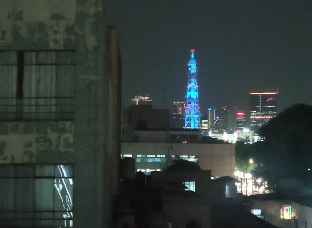 Foto tomada desde la ventana de un hotel hacia la antena de Televisa
