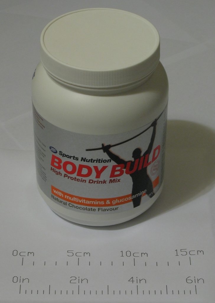 This bodybuilding supplement contains whey protein and creatine monohydrate, as well as vitamins and other supplements.